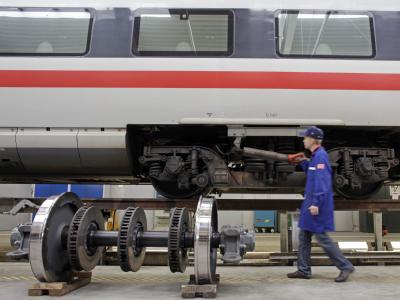 Ein Mitarbeiter wartet einen ICE in einer DB-Werkstatt in Leipzig (Archivbild). Bahn nimmt Unterflur-Radsatzdrehbank in Betrieb