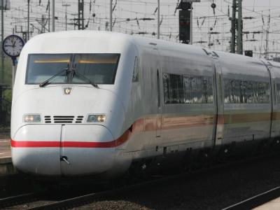 Ein Hochgeschwindigkeitszug vom Typ ICE 2 der Deutschen Bahn (DB). (Archivbild) ICE