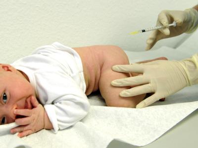 Ein Baby wird geimpft. Zurzeit sind mehrere Impfstoffe des Pharmakonzerns Glaxosmithkline nicht lieferbar. Baby-Impfung