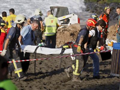 Rettungskräfte bergen die Leichen am Strand von Teneriffa. Rettungskräfte auf Teneriffa