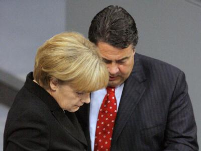 Bundeskanzlerin Merkel im Gespräch mit SPD-Chef Gabriel (Archivbild). Merkel und Gabriel