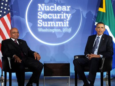 US-Präsident Obama (r, mit seinem südafrikanischen Amtskollegen Zuma) empfängt rund 40 Staats- und Regierungschefs zu einem Gipfel zur Nuklearsicherheit in Washington. Zuma und Obama