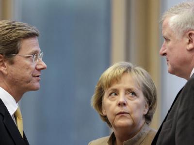 Eine Liebesheirat sieht anders aus, doch zwischen Guido Westerwelle, Angela Merkel und Horst Seehofer (r) scheint die Chemie noch zu stimmen. Liebesheirat?