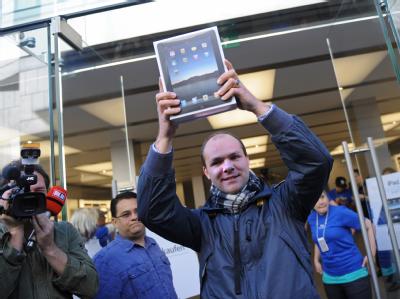 Helge aus München kommt am Freitag als erster Kunde mit einem neuen iPad aus dem Apple Store in München. iPad-Verkaufsstart