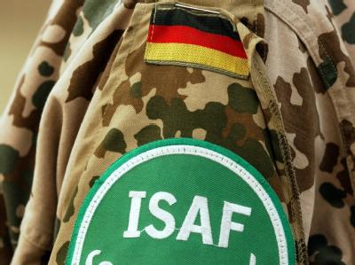 Das Abzeichen der Internationalen Schutztruppe ISAF an der Uniform eines Bundeswehrsoldaten (Archivbild) ISAF-Soldat