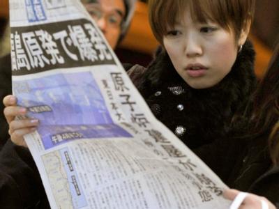 Zeitungslektüre in Osaka. Zeitungslektüre in Osaka