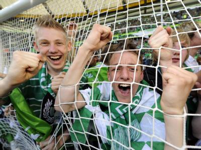 Freudentag für alle Fußballfans: Die Bundesliga startet in die neue Saison. Jubelnde Fans