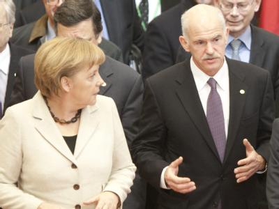 Bundeskanzlerin Merkel erwatet den griechischen Regierungschef Papandreou (r) in Berlin. (Archivbild) Angela Merkel und Giorgos Papandreou