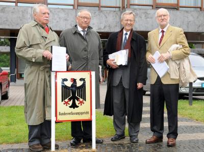 Die Rechts- und Wirtschaftswissenschaftler (v.l.) Wilhelm Hankel, Wilhelm Nölling, Karl Albrecht Schachtschneider und Joachim Starbatty vor dem Bundesverfassungsgericht. Klage gegen Griechenland Finanzhilfe