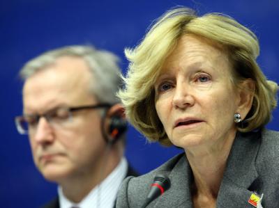 Die spanische Finanzministerin Elena Salgado und EU-Kommissar Olli Rehn bei der Krisensitzung. Spaniens Elena Salgado und EU-Kommissar Olli Rehn