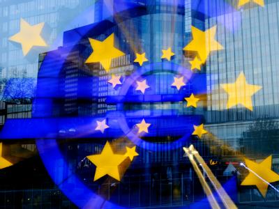 Das Euro-Zeichen leuchtet vor der Europäischen Zentralbank (EZB). Euro-Zeichen vor EZB