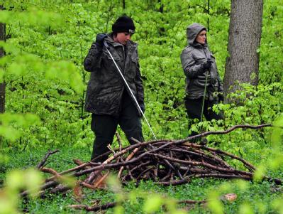 Polizisten suchen in einem Wald bei bei Heidenheim-Schnaitheim nach Spuren. Spurensuche