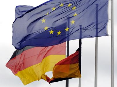 Die schwarz-gelbe Koalition will sich für eine internationale Finanztransaktionssteuer einsetzen. Darauf haben sich CDU, CSU und FDP nach längerem Tauziehen geeinigt. Flaggen vor dem Bundestag