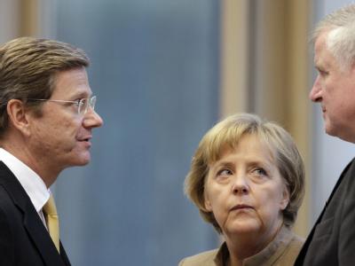 Der FDP-Vorsitzende Guido Westerwelle (l-r), Bundeskanzlerin Angela Merkel (CDU) und der CSU-Vorsitzende Horst Seehofer: Signale der Entspannung (Archivbild) Westerwelle, Merkel, Seehofer