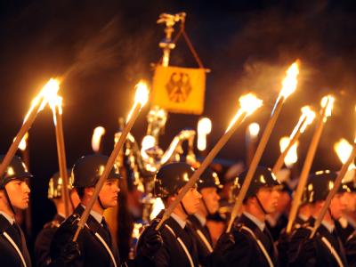 Soldaten des Wachbataillons halten Fackeln während des Großen Zapfenstreichs in der Marineschule Mürwik im April in Flensburg. Großer Zapfenstreich