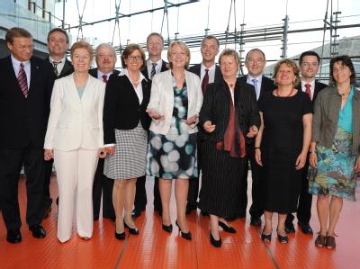Die nordrhein-westfälische Ministerpräsidentin Hannelore Kraft (M) stellt ihr neues Landeskabinett vor. Die Ministerinnen und Minister (r-l): Barbara Steffens (Grüne), Thomas Kutschaty (SPD), Svenja Schulze (SPD), Norbert Walter-Borjans (SPD), Sylvia Löhr Neues NRW-Landeskabinett