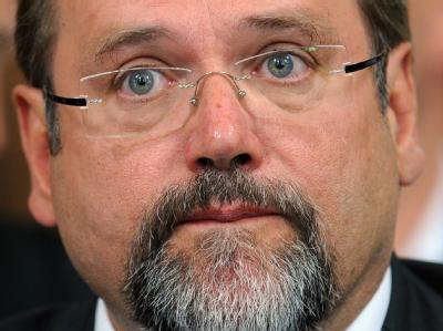 Der Duisburger Oberbürgermeister Adolf Sauerland informiert über die tödlichen Ereignisse bei der Loveparade. Duisburgs Oberbürgermeister Adolf Sauerland
