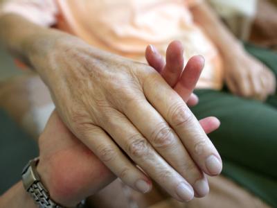 Bei der Vereinbarkeit von Familie und Beruf geht es in der alternden Gesellschaft längst nicht mehr nur um Kinderbetreuung. Hände