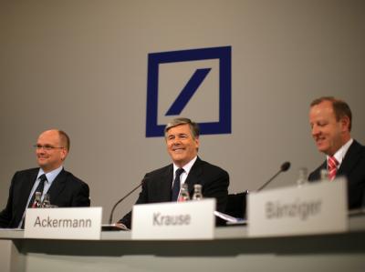 Deutschen Bank-Chef Josef Ackermann (m) kündigte an ein Übernahmeangebot für die Postbank abzugeben. Ackermann