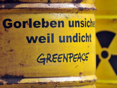 Ein gelbes Fass mit Aufschriften steht im niedersächsischen Gorleben während einer Protestaktion nahe der Einfahrt zum Salzstock in Gorleben. Atomkraft-Gegner demonstrierten gegen die Weitererkundung des Bergwerks als mögliches Atommüll-Endlager. Demo von Atomgegnern in Gorleben