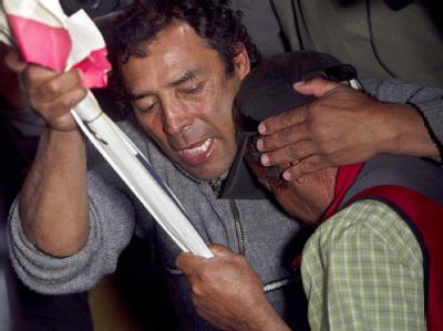 Alfonso Avalos (L), Vater von Florencio Avalos, feiert die Rettung seines Sohnes. Freude