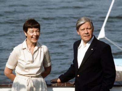 Der damalige Bundeskanzler Helmut Schmidt und seine Frau Loki genießen ihren Urlaub am Brahmsee in Schleswig-Holstein (Archivfoto vom August1982). Loki Schmidt gestorben
