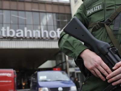 Ein Polizist steht in München vor dem Hauptbahnhof. Terrorwarnung
