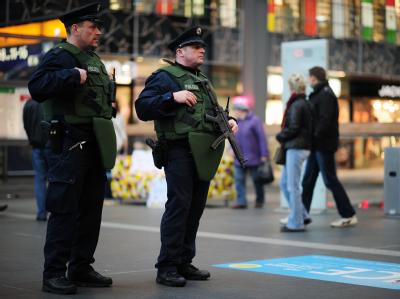 Polizisten mit Maschinenpistolen und schusssicheren Westen patrouillieren vor dem Berliner Hauptbahnhof. Polizeistreife in Berlin