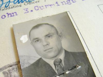 Das Passfoto des mutmaßlichen NS-Kriegsverbrechers John Demjanjuk auf seiner Identifikationskarte aus dem Jahr 1948. John Demjanjuk