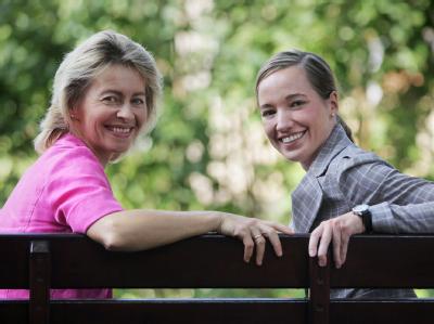 Die alte und die neue Familienministerin: Ursula von der Leyen und die Wiesbadener CDU-Bundestagsabgeordnete Kristina Köhler (Archiv). Von der Leyen und Köhler