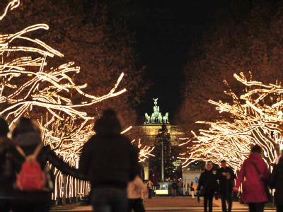 Nicht durchgehend geöffnet: Passanten in Berlin an der weihnachtlich beleuchteten Straße Unter den Linden. Weihnachtsbeleuchtung in Berlin