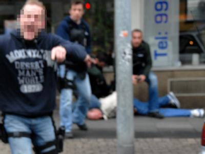 Ein SEK-Einsatzkommando nimmt einen verdächtigen Mann in Mülheim fest. Festnahme in Mülheim