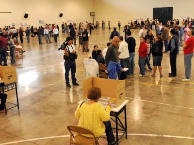 Honduraner stehen bei der Parlamentswahl an. Wahlen in Honduras