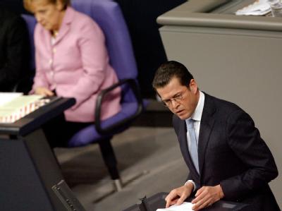 Verteidigungsminister Karl-Theodor zu Guttenberg bei seiner Neubewertung des Luftangriffs von Kundus am 3. Dezember. Bundestag