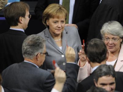 Bundeskanzlerin Merkel (CDU) bei der Stimmabgabe über das umstrittene Steuerpaket im Bundestag. Abstimmung geglückt