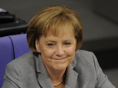 Bundeskanzlerin Merkel (CDU) kann zufrieden sein. Der Bundestag hat dem umstrittenen Steuerpaket der schwarz-gelben Regierung zugestimmt. Gewinnerlächeln