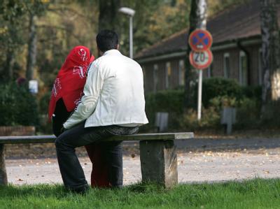 Ein Paar in einer Flüchtlingsunterkunft in Oldenburg. Das Bleiberecht für geduldete Ausländer wird um zwei Jahre verlängert. (Archivbild) Bleiberecht wird verlängert