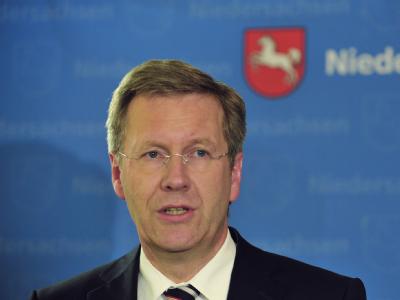 Niedersachsens Ministerpräsident Christian Wulff ist wegen eines Preisnachlasses für einen Luxusflug unter Beschuss. Christian Wulff