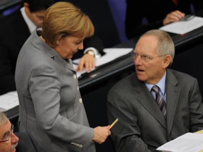 Bundeskanzlerin Merkel und Bundesfinanzminister Schäuble auf der Regierungsbank im Bundestag. Merkel und Schäuble