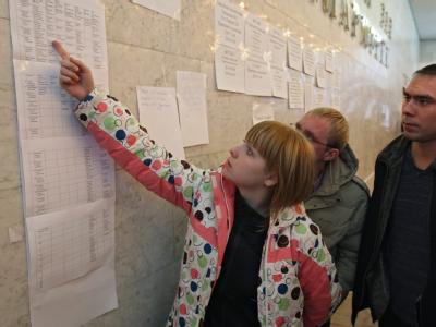 Nach der Feuerkatastrophe werden Listen mit den registrierten Opfern ausgehängt. Opferliste