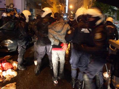 Polizisten führen während der Ausschreitungen in Athen festgenommene Randalierer ab. Festnahmen