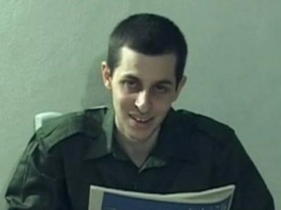 Ein Fernsehbild des entführten israelischen Soldaten Gilad Shalit mit einer Zeitung vom 14.09.2009 Gilad Shalit
