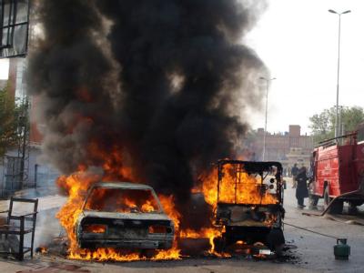 Ein Mann hat im pakistanischen Peshawar einen Sprengsatz gezündet, als Sicherheitskräfte ihn am Eingang des Gerichtsgebäudes durchsuchen wollten. Bombenanschlag in Peshawar