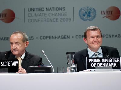Zum Erfolg verdammt: UN-Klimapolitiker Yvo de Boer (l.) und Gastgeber Lars Lokke Rasmussen bei der Eröffnung des Klimagipfels. Weltklimagipfel in Kopenhagen