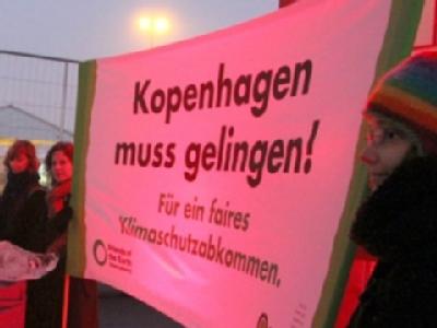 Umweltaktivisten vom BUND demonstrieren vor dem Konferenzzentrum in Kopenhagen für ein Gelingen des Weltklimagipfels. Weltklimagipfel in Kopenhagen
