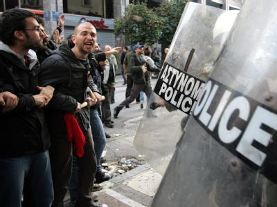 Die griechische Polizei hat seit Samstag knapp 800 Menschen in Gewahrsam genommen. Wieder Krawalle in Athen