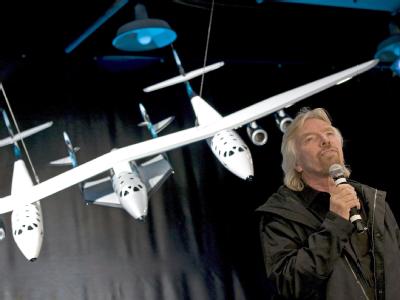 Der britische Milliardär Richard Branson stellt das Modell seines Raumschiffs «SpaceShipTwo» vor. (Archivbild) wird enthüllt