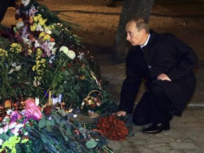 Russlands Premier Wladimir Putin am Ort der Brandkatastrophe in Perm. Putin in Perm