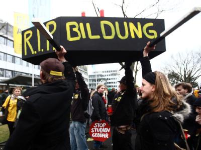 Mehrere tausend Studenten aus ganz Deutschland haben in Bonn gegen die «Bildungsmisere» und für massive Reformen demonstriert. Studenten demonstrieren in Bonn
