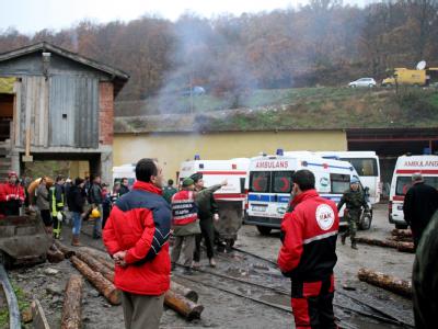 Arbeiter und Rettungskräfte haben sich vor der Mine versammelt. Bergwerksunglück in Türkei